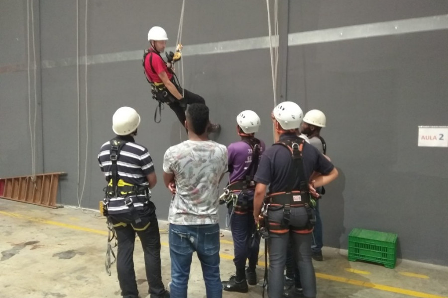 Jóvenes del centro de acogida ‘Torrent’ realizan un curso de formación en Trabajos Verticales e Instalaciones y Puntos de Anclaje. Fundación Diagrama. Comunidad Valenciana 2019. 