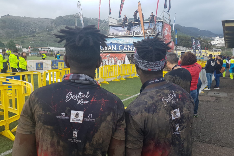 Un grupo de jóvenes del centro de acogimiento ‘Cardones’ de Las Palmas de Gran Canaria participa en la carrera de obstáculos ‘Bestial Race’. Fundación Diagrama 2019. 