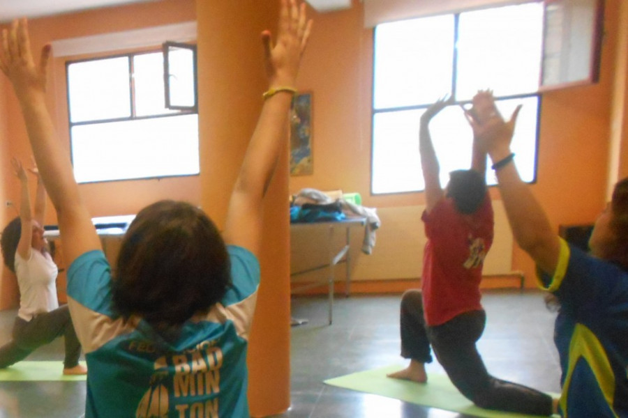 Los jóvenes atendidos en el centro ‘Anassim’ de Llanera de Ranes (Valencia) llevan a cabo un taller de yoga. Comunidad Valenciana 2019. 