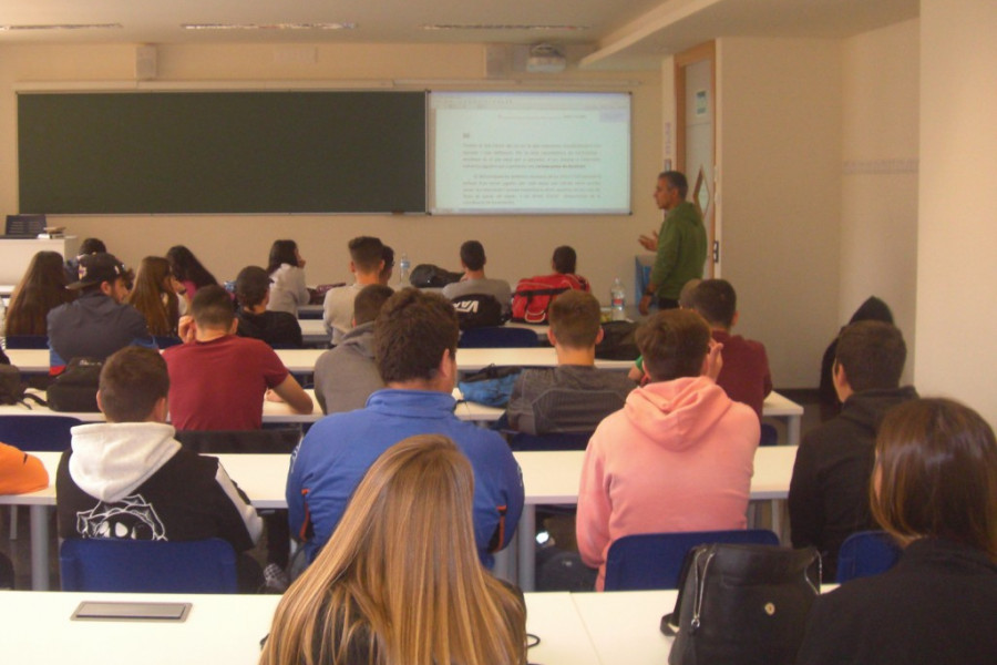 Los jóvenes atendidos en el centro ‘Anassim’ de Llanera de Ranes (Valencia) llevan a cabo una visita a la Universidad de Valencia. Fundación Diagrama. Comunidad Valenciana 2019. 