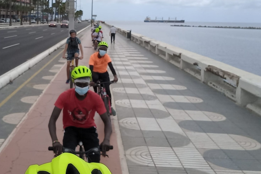 Los jóvenes del centro ‘Cardones’ de Las Palmas de Gran Canaria llevan a cabo una ruta en bicicleta por los lugares más representativos de la ciudad