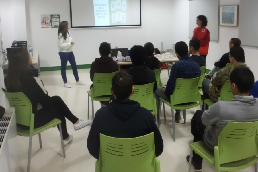 Los jóvenes atendidos en el centro ‘Ciudad de Melilla’ asisten a una charla de prevención y sensibilización sobre el VIH. Fundación Diagrama. Melilla 2018.