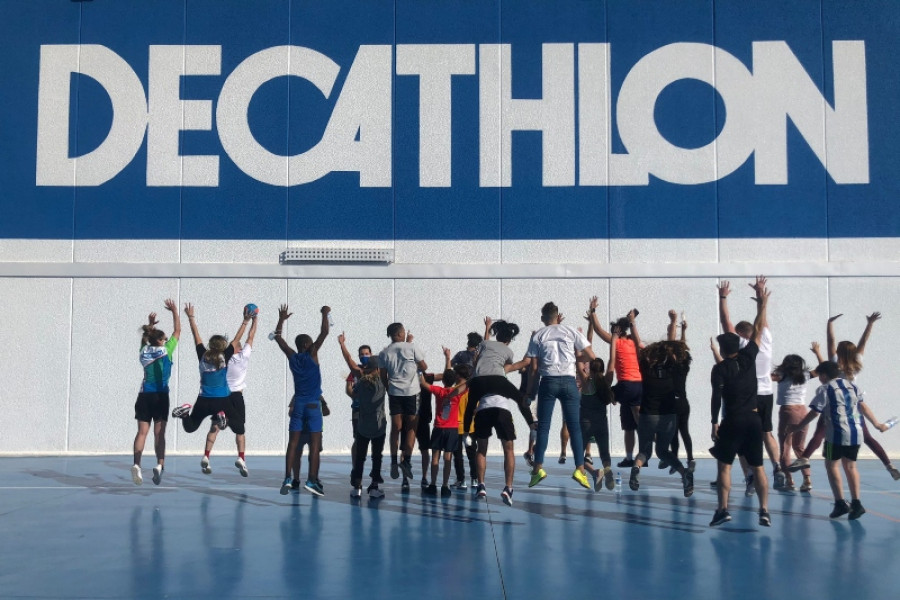 Jóvenes del Centro de Día ‘Levante’ y la Residencia ‘Lucentum’ participan en una jornada deportiva impulsada por Decathlon Alicante