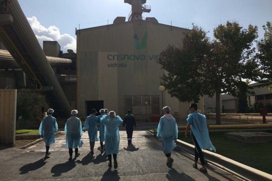 Los jóvenes del centro ‘La Atalaya’ de Villena (Alicante) conocen el trabajo desarrollado por los profesionales de la fábrica de vidrio Crisnova. Fundación Diagrama. Comunidad Valenciana 2019.