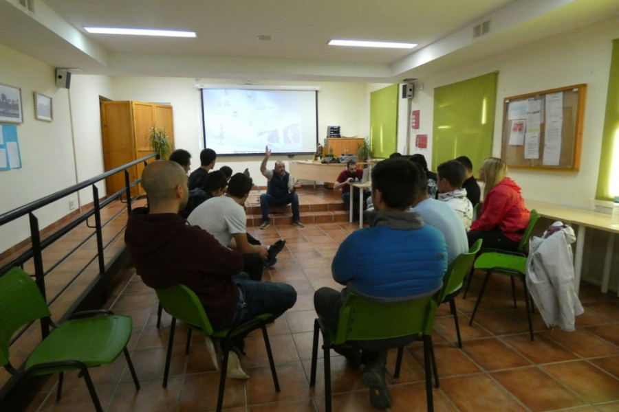 Los jóvenes atendidos en el centro educativo ‘La Cañada’ de Fernán Caballero (Ciudad Real) participan en una actividad de concienciación medioambiental. Fundación Diagrama. Castilla-La Mancha 2019. 