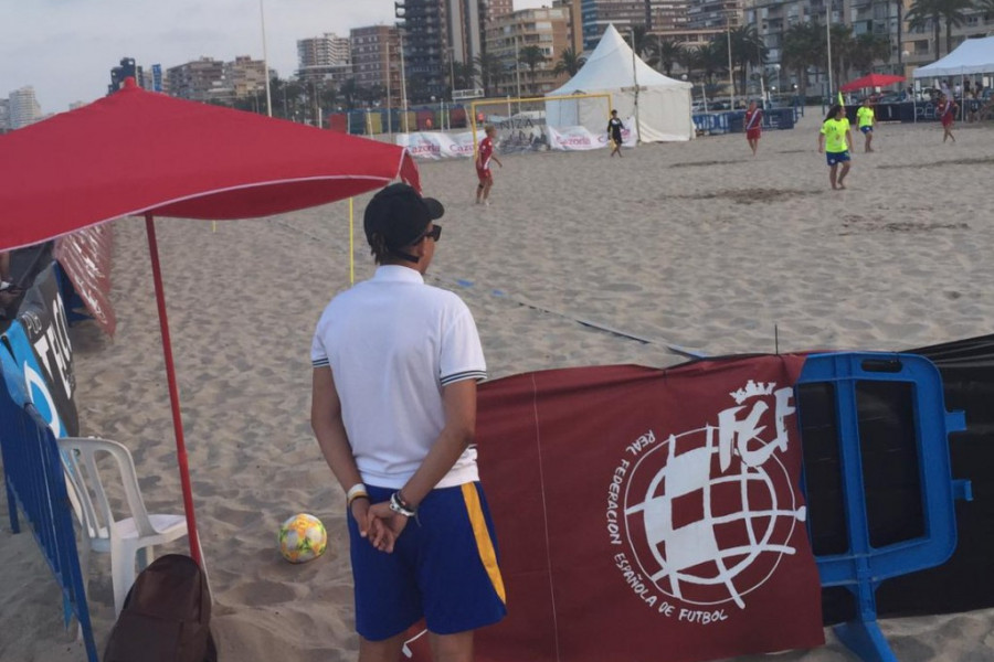 Los jóvenes del centro ‘Lucentum’ de Alicante colaboran como voluntarios en la Copa de España de Fútbol Playa. Fundación Diagrama. Comunidad Valenciana 2019.