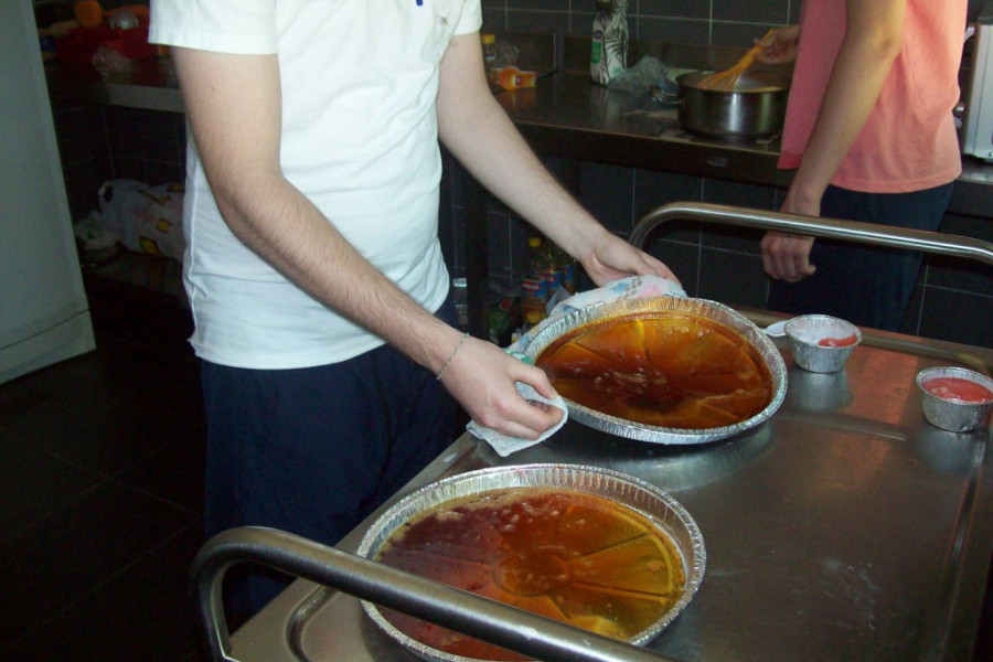 Los jóvenes atendidos en el centro ‘Montefiz’ de Ourense realizan un curso formativo de operaciones básicas de pastelería y repostería. Fundación Diagrama. Galicia 2019.