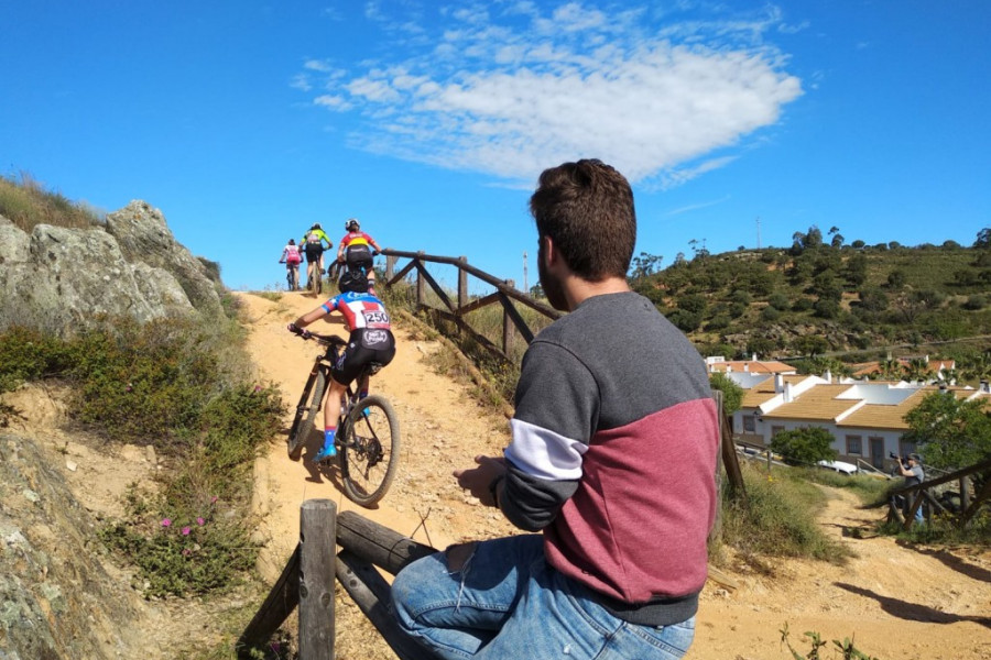Los jóvenes atendidos en el centro ‘Odiel’ de Huelva asisten a una etapa del campeonato de bicicleta Huelva Extrema. Fundación Diagrama. Andalucía 2019.