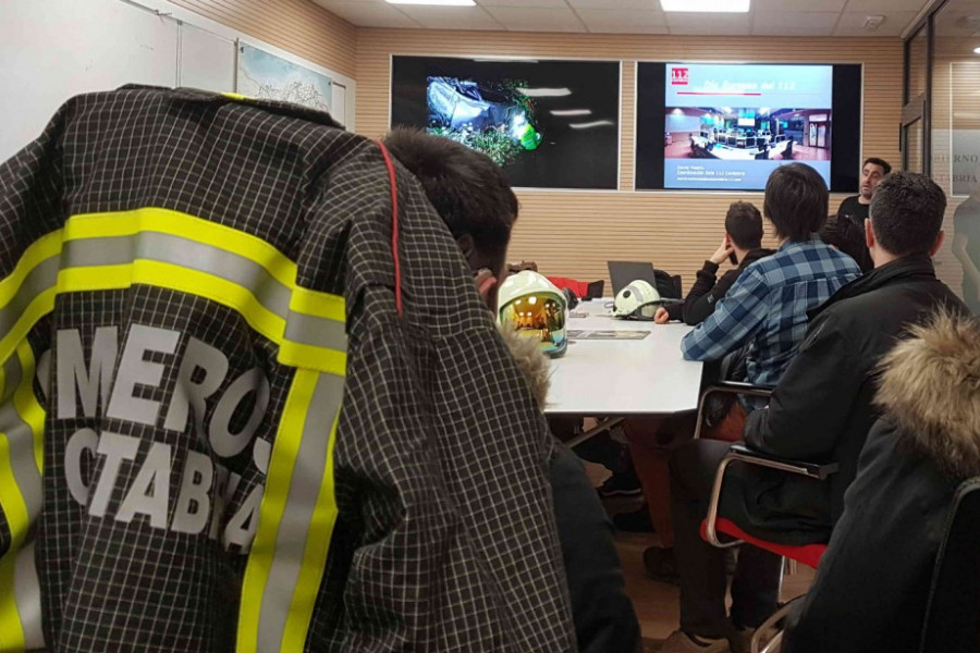 Los jóvenes del Centro Socioeducativo Juvenil de Cantabria visitan las instalaciones del servicio de emergencias 112 en Santander. Fundación Diagrama 2019.