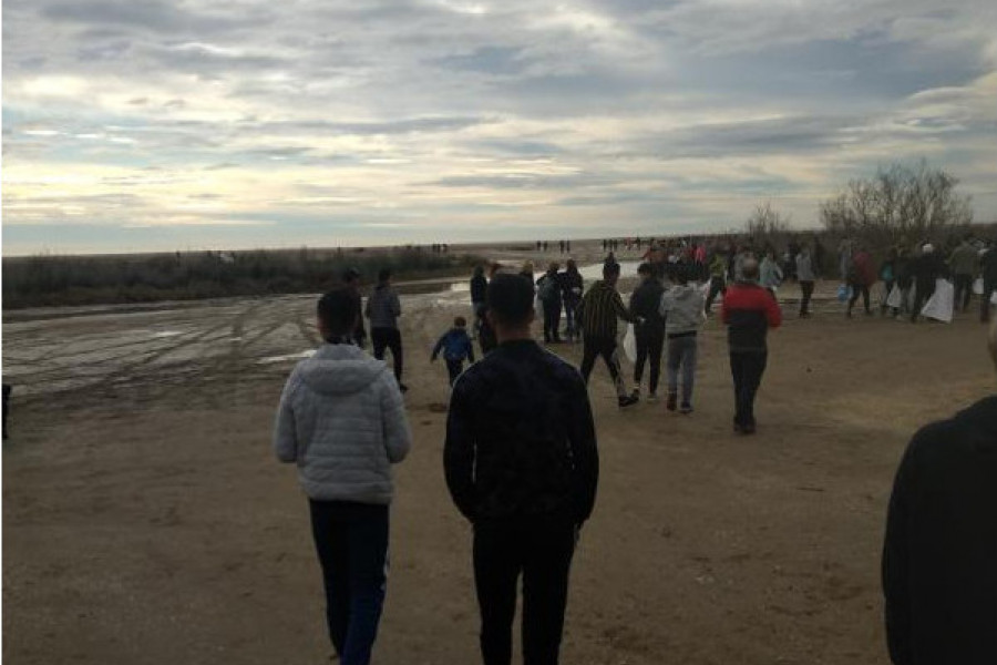 Los jóvenes del centro ‘Ullals II’ en Ulldecona (Tarragona) participan en una actividad de voluntariado medioambiental en las playas de Amposta. Fundación Diagrama. Cataluña 2020. 