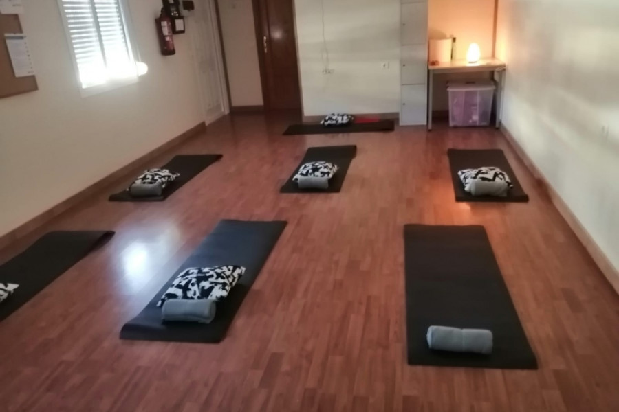 Jóvenes de los centros ‘Alea’ y ‘Arrui’ de Molina de Segura (Murcia) adquieren conocimientos relacionados con el yoga y la relajación. Fundación Diagrama. Murcia 2022