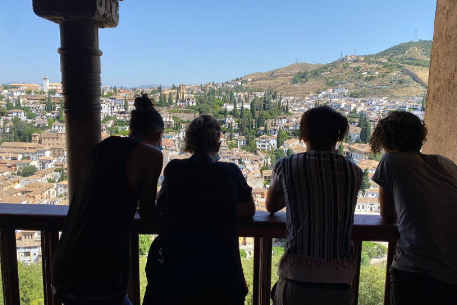 Jóvenes del Hogar de Acogimiento Residencial ‘Zarandona’ de Murcia visitan la ciudad de Granada 