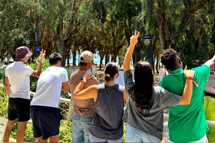 Jóvenes residencia La Magrana en camping El Torres en una jornada de convivencia