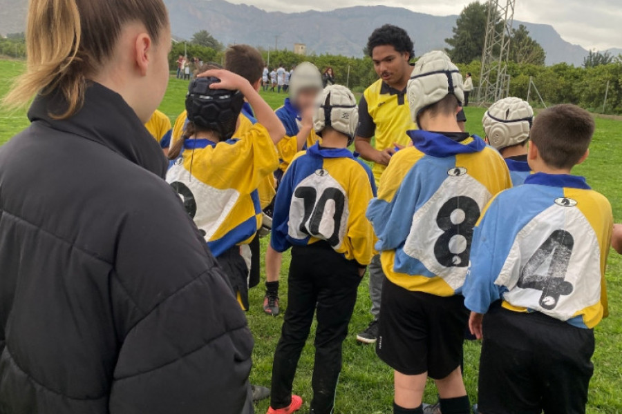 Jóvenes del Hogar ‘Oriola’ de Orihuela realizan labores de voluntariado en una jornada dedicada al rugby. Fundación Diagrama. Comunidad Valenciana 2022.