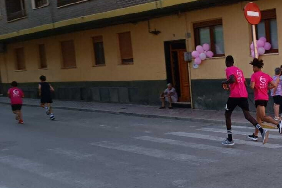Jóvenes del hogar residencial ‘Alácera’ de Caudete (Albacete) participan como voluntarios y corredores en la VII Carrera Popular Marea Rosa. Fundación Diagrama. Castilla-La Mancha 2022.