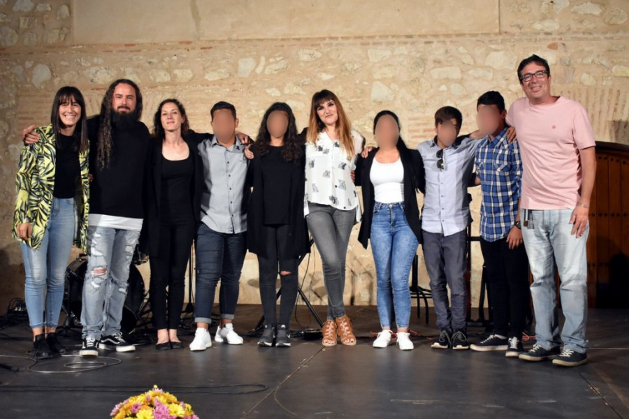 Jóvenes del centro ‘La Cañada’ de Fernán Caballero (Ciudad Real) realizan una actuación musical en la III Gala de Acción Social. Castilla-La Mancha 2019.