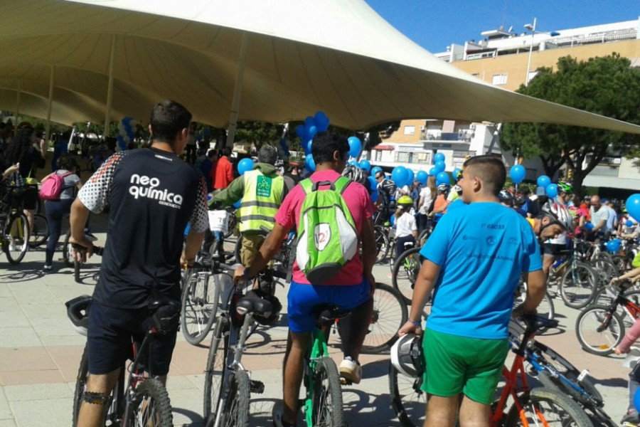 Menores del centro de Odiel subidos en sus bicicletas para empezar el paseo