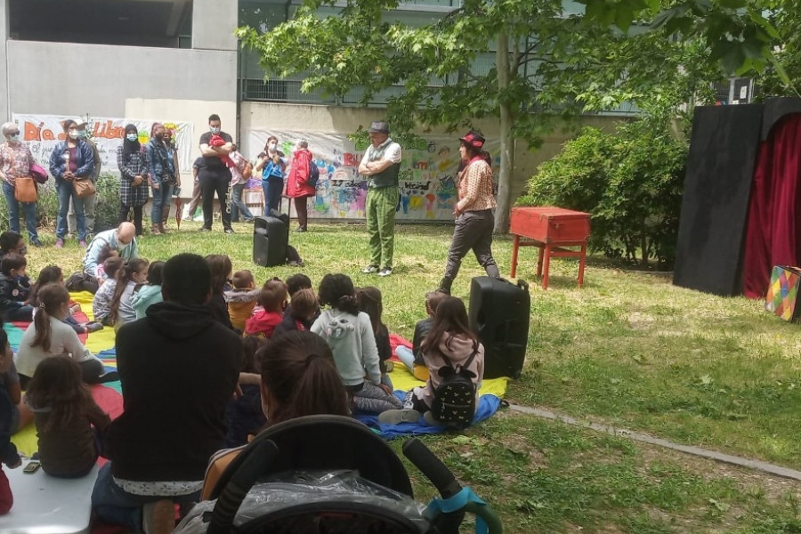 Los jóvenes del piso de acogimiento ‘Corindón’ de Madrid colaboran en un acto cultural junto a la Asociación Vecinal San Fermín