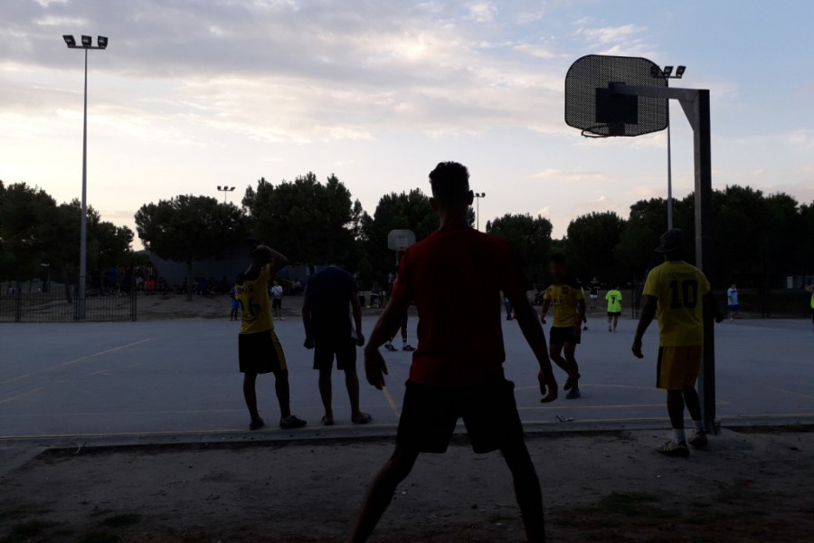 Los jóvenes del piso de acogimiento residencial ‘Corindón’ de Madrid participan en un torneo de fútbol mixto con motivo de las fiestas del barrio de San Fermín. Fundación Diagrama 2019. 