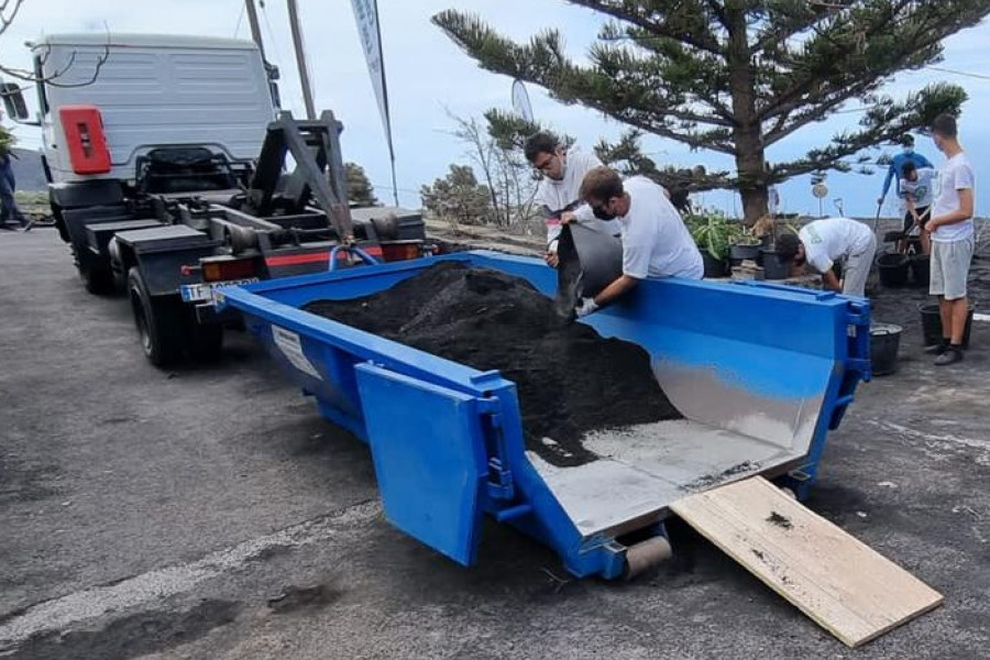 Jóvenes y profesionales de varios recursos gestionados por Fundación Diagrama en Canarias colaboran en una acción de voluntariado tras la erupción volcánica. Fundación Diagrama. Las Palmas de Gran Canarias 2022