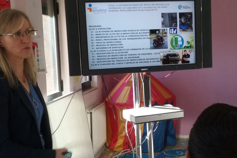Un grupo de jóvenes atendidos en el Programa LCD de Salamanca conocen la labor realizada en la Inspección Técnica de Vehículos. Fundación Diagrama. Castilla y León 2018.
