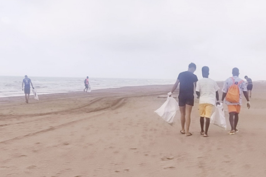 Jóvenes del Programa Singulars Montsiá colaboran en la limpieza de playas de la localidad de Sant Jaume d'Enveja (Tarragona). Fundación Diagrama. Cataluña 2022.