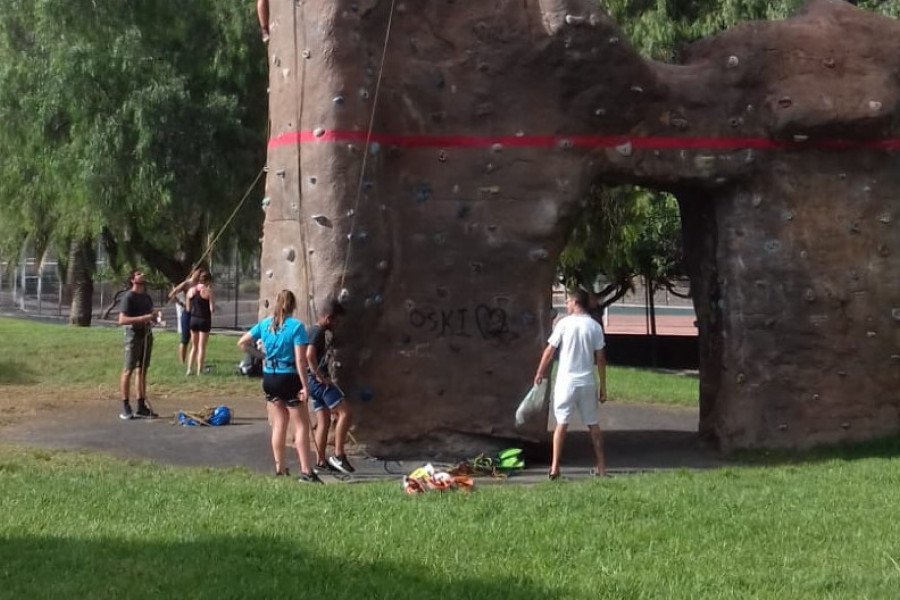 Jóvenes atendidos en el programa Punto de Partida de Las Palmas de Gran Canaria participan en una actividad de iniciación a la escalada. Fundación Diagrama 2018.