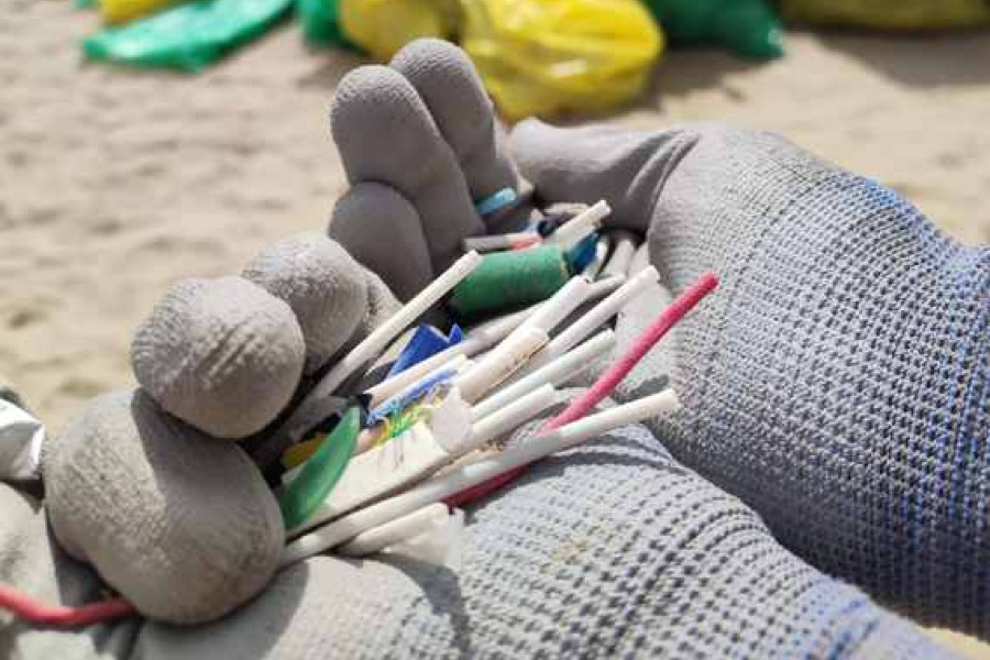 Jóvenes de la residencia de acogida ‘La Pobla’ de La Pobla de Vallbona (Valencia) colaboran en una jornada de limpieza en la playa de Pinedo