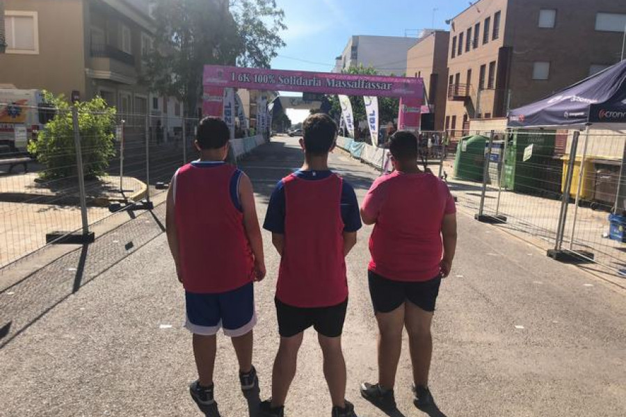 Jóvenes de la residencia ‘Anassim’ de Llanera de Ranes (Valencia) colaboran como voluntarios en la carrera popular de Massalfassar