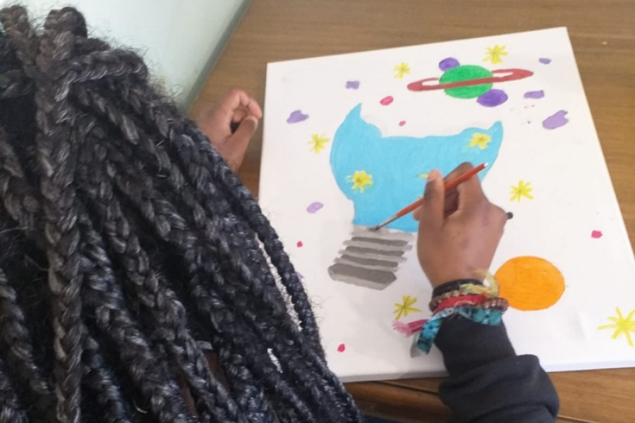Los jóvenes de la residencia ‘Mas de la Pinaeta’ de Gátova (Valencia) desarrollan su creatividad con un taller de elaboración de lienzos