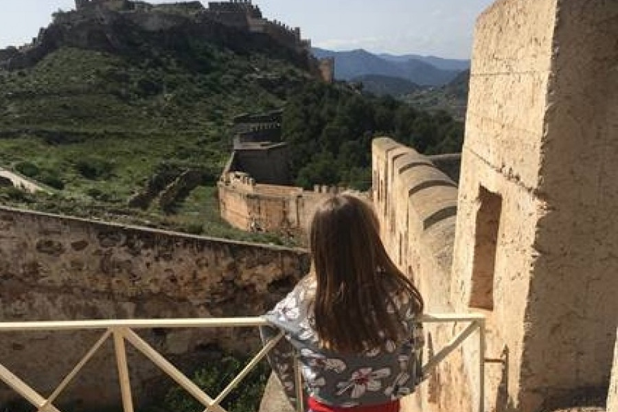 Jóvenes de la Residencia ‘Massamagrell’ de Valencia realizan una actividad cultural en el Castillo de Sagunto. Fundación Diagrama. Comunidad Valenciana 2022.