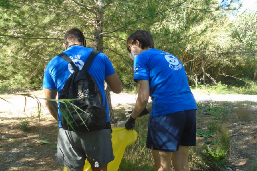 Jóvenes de la residencia ‘Pi i Margall’ de Burjassot (Valencia) realizan una acción de voluntariado medioambiental en el Parque Natural del Turia. Fundación Diagrama. Comunidad Valenciana 2020.