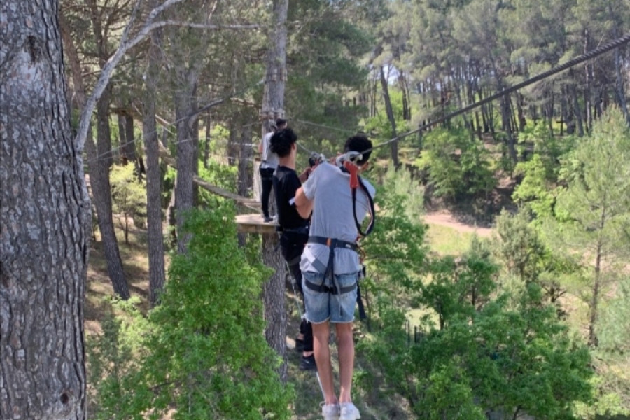 Jóvenes de la residencia 'Sant Sebastià' de Vinaròs (Castellón) disfrutan de una jornada de ocio positivo en el parque Saltapins de Morella. Fundación Diagrama. Comunidad Valenciana 2022.