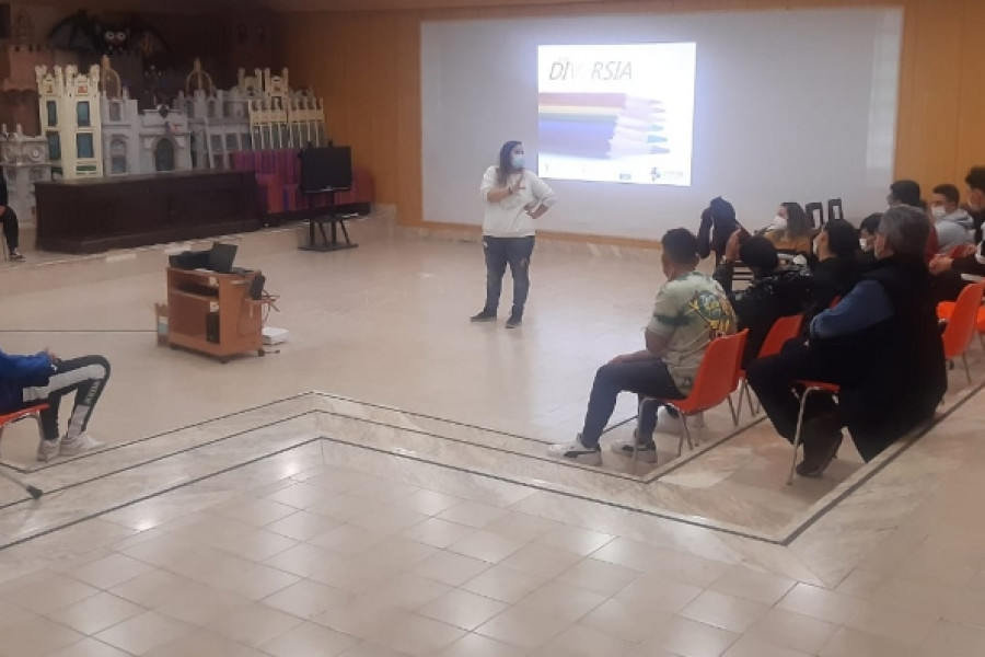 Jóvenes de la Residencia Socioeducativa ‘Mariano Ribera’ de Burjassot (Valencia) asisten a una charla sobre diversidad sexual, de género y familia. Fundación Diagrama. Comunidad Valenciana 2022