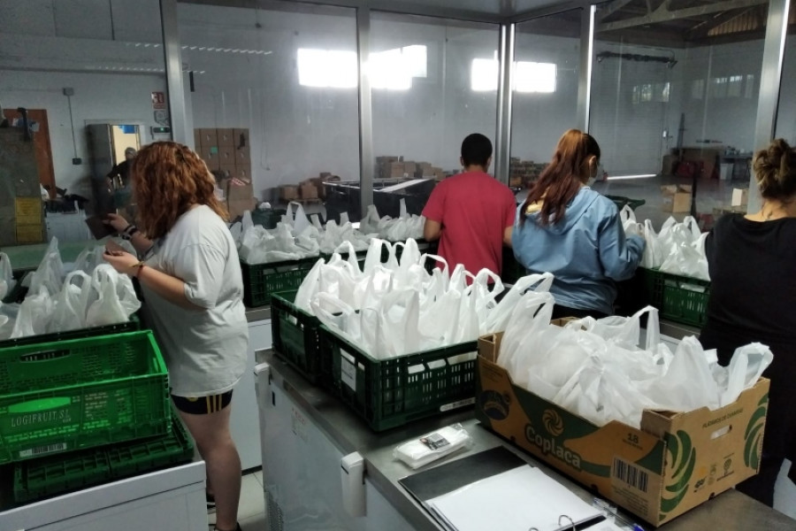 Jóvenes de la residencia ‘Torrent III’ de Torrent (Valencia) colaboran en un voluntariado con la Fundación Ayuda a una Familia