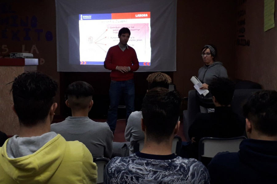 Los jóvenes atendidos en el centro ‘Serra’ de Valencia asisten a una charla de inserción socioeducativa y prelaboral impartida por el SERVEF. Fundación Diagrama. Comunidad Valenciana 2019. 