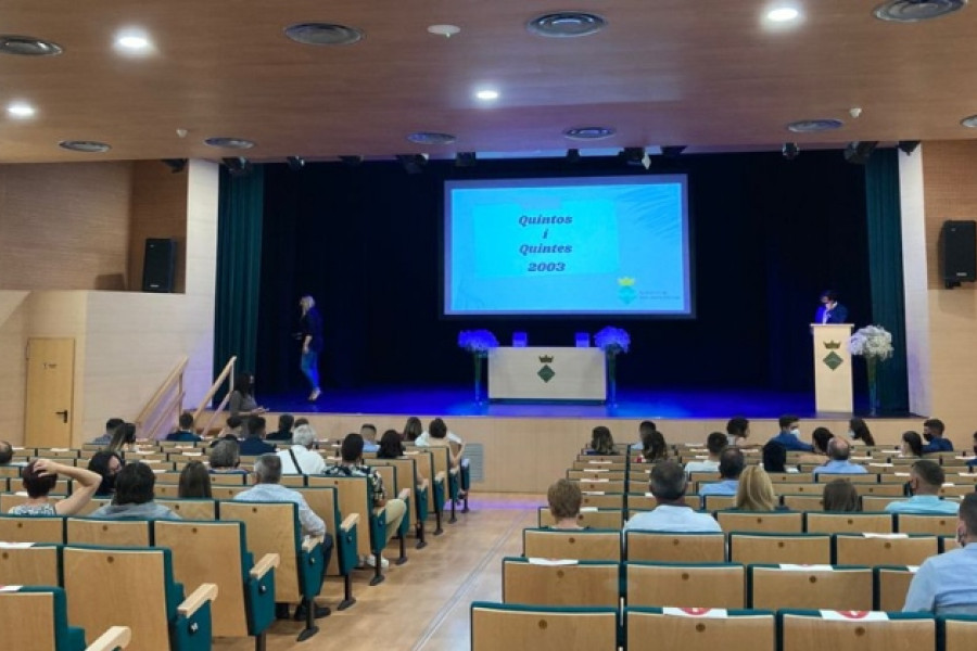 Jóvenes del Servicio de Primera Acogida y Atención Integral 'Encanyissada I' de Sant Jaume d'Enveja (Tarragona) disfrutan de la Gala de Quintos