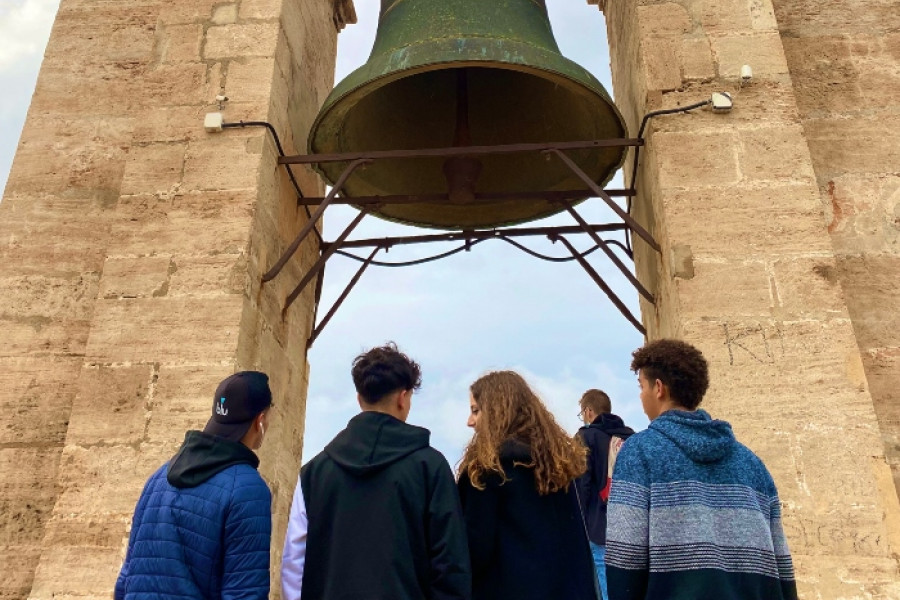 Jóvenes de los servicios de primera acogida ‘Encanyissada’ en Sant Jaume d’Enveja (Tarragone) comparten una visita cultural y educativa a Valencia