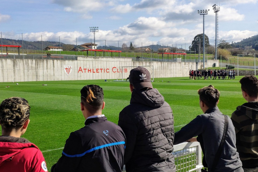 Jóvenes atendidos en la Unidad Residencial ‘El Roble’ de Reocín visitan la ciudad deportiva del Athletic y las zonas más representativas de Bilbao. Fundación Diagrama. Cantabria 2019. 