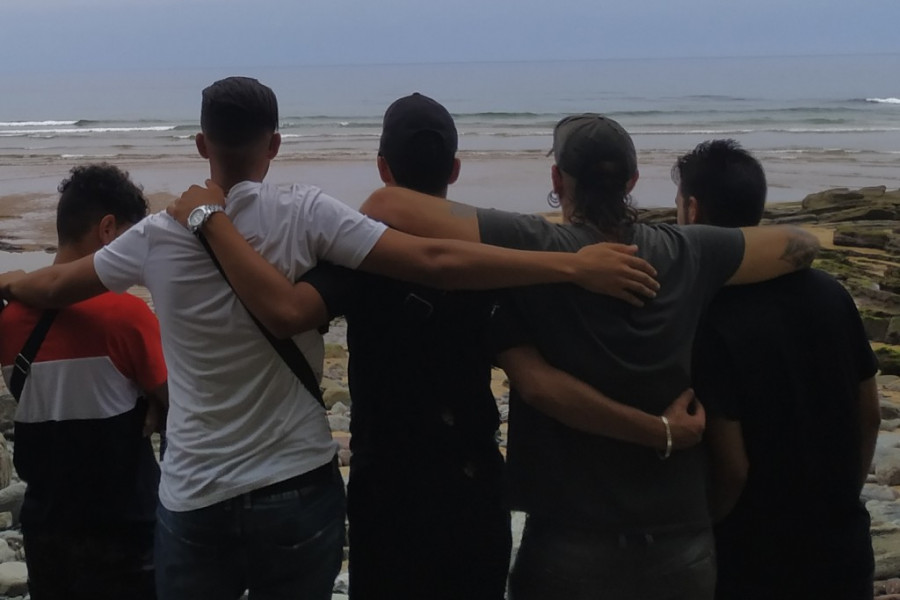 Los jóvenes de la unidad residencial ‘El Tejo’ de Santander llevan a cabo una jornada de convivencia y cultura en la ciudad de Colunga (Asturias). Fundación Diagrama. Cantabria 2019.