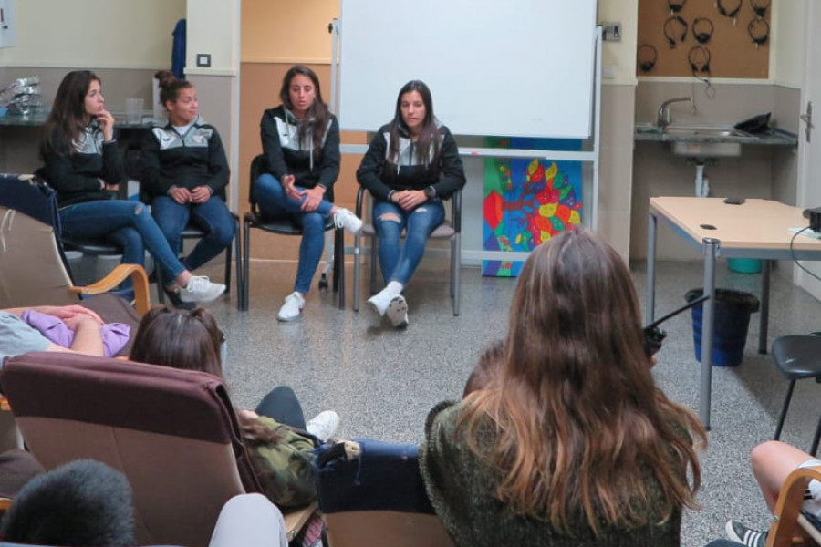 Jóvenes del centro educativo ‘Virgen de Valvanera’ reciben la visita de las jugadoras del Club Deportivo Escuelas de Fútbol de Logroño. Fundación Diagrama. La Rioja 2019.