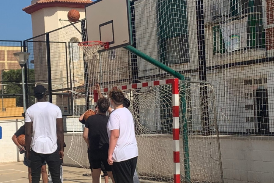 El jugador profesional de baloncesto Boubacar Fadiala Sidibe visita la residencia ‘Lucentum’ de Alicante 