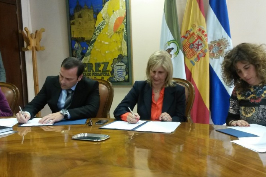 María José García-Pelayo y Antonio Moreno firman el acuerdo entre el Programa Labora y el Ayuntamiento de Jerez de la Frontera