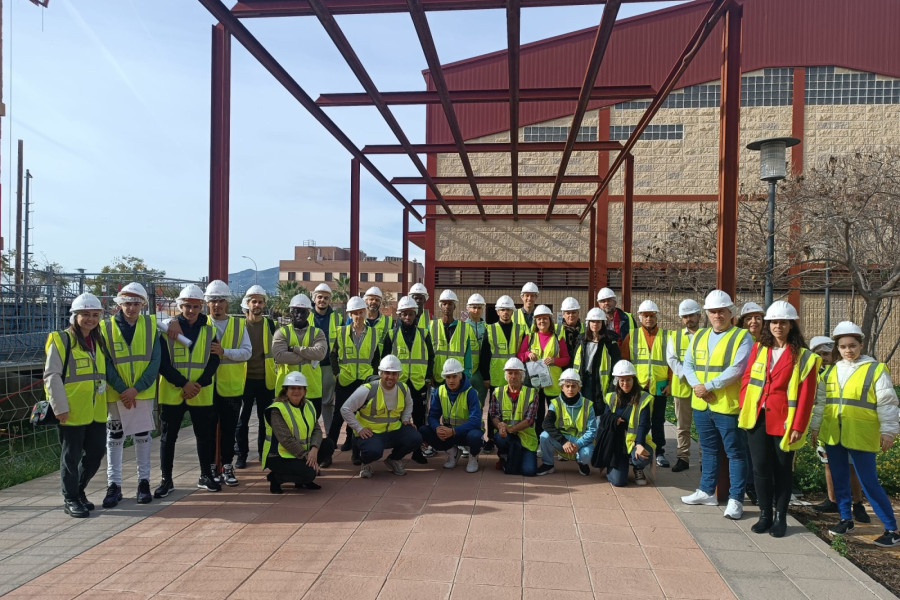 Un grupo de personas jóvenes atendidas en el Programa Labora de Málaga participa en la Jornada de Puertas Abiertas ‘Eres futuro. Eres construcción’