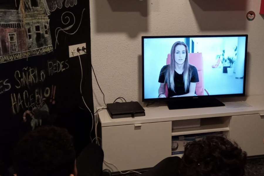 Laura Requena, jugadora del Granada C.F., comparte una charla telemática con jóvenes atendidos en varios centros gestionados por Fundación Diagrama