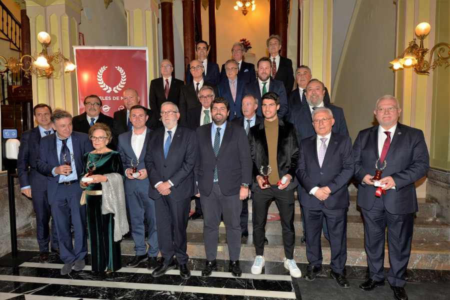 Fotos de familia de las personas y entidades premiadas, el Consejo Rector de los Laureles y la mesa presidencial del acto