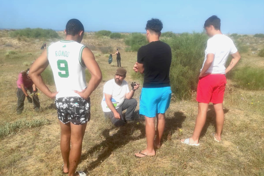 Los tres jóvenes escuchan las indicaciones de un monitor