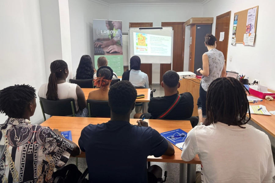 Personas usuarias del Programa Labora de Granada en una formación sobre higiene y seguridad alimentaria