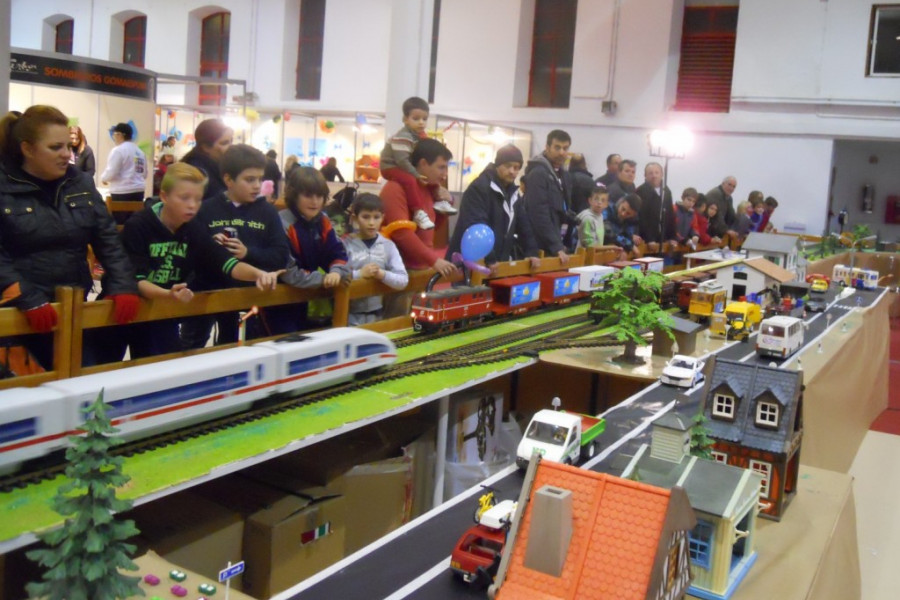 Un grupo de menores del centro ‘San Miguel’ de Granada colabora con la asociación Agraft en la elaboración de una maqueta ferroviaria
