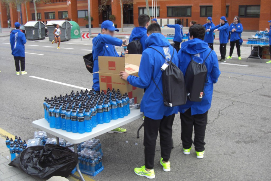 Jóvenes atendidos por Fundación Diagrama participan como voluntarios en la Media Maratón de Valencia. Centro 'Campanar', 'Anassim' y 'La Pobla' (Valencia). Fundación Diagrama. Comunidad Valenciana 2018. 